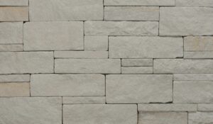 Pangaea® Natural Stone - 4 Course Ashlar Formfit, Kings Point with tight fit mortar joints