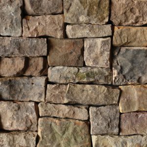 ThinCut™ Natural Stone Veneer – Random Height, Weathered Fieldstone avec joints de mortier serrés