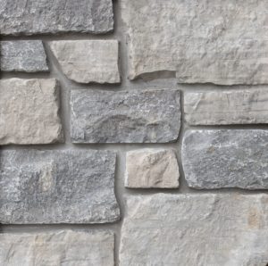 ThinCut™ Natural Stone Veneer - Random Height Tumbled, Chateau Bay avec ½” joints de mortier