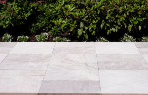 Pangaea® Natural Stone – TreadStone™ Paver, Brook Textured (produit montré : 12 po x 24 po et 24 po x 24 po, modèle de pave : PP-01)