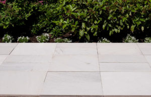 Pangaea® Natural Stone – TreadStone™ Paver, Dune Textured (produit montré : 12 po x 24 po et 24 po x 24 po, modèle de pave : PP-01)