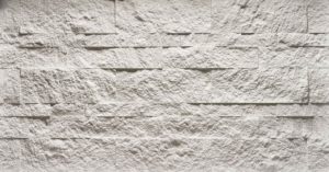 Cultured Stone® – Hewn Stone™, Arctic avec joints de mortier serrés