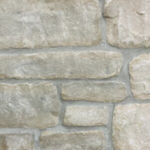 Colonial Brick & Stone - Split Face Ledgerock, Guelph Buff avec demi pouce joints de mortier