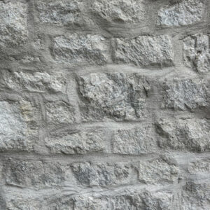 Colonial Brick & Stone - Tumbled Ledgerock, White Mist avec joints de mortier débordants